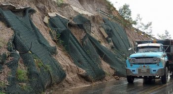 Ambos taludes de cada lado del deprimido que de Cúcuta conduce a El Zulia presentan problemas de erosión. Foto Orlando Carvajal/La Opinión