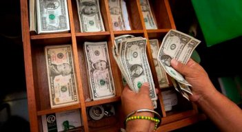 Desde 21 de junio del año pasado el dólar no estaba por debajo de $4.000. / Foto: Archivo