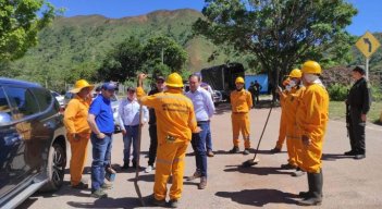 Visita al sitio de la tragedia por parte del director del Invías, Juan José Oyuela, y el gobernador Silvano Serrano/Foto Cortesía