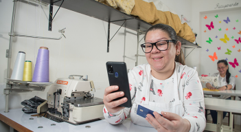 Los migrantes necesitan tener productos para recibir y hacer pagos, cubrir servicios básicos y recargar sus celulares. /Foto Archivo