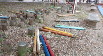 En muchos parques el mobiliario de los juegos infantiles está destrozado./Foto Orlando Carvajal/La Opinión