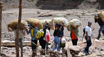 Carga y pasajeros deben cumplir un tortuoso camino para pasar de un lado a otro en El Tarrita./Foto Jorge Gutiérrez/La Opinión