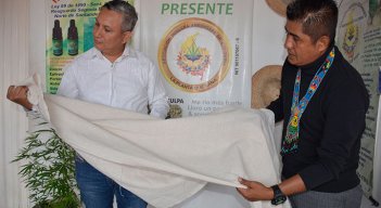 Alirio García y Nelson Torres tienen en sus manos la tela de cáñamo elaborada por ellos, con apoyo del SENA de Antioquia./ Fotos Leonardo Favio Oliveros/La Opinión