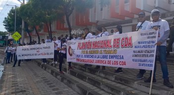 Plantón de cerca de 16 CDAS de Cúcuta y el área metropolitana frente a la sede del Ministerio de Transporte.