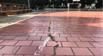 Las grietas en las canchas pueden ocasionar accidentes.