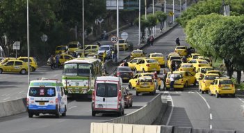 Los taxistas también protestarán para exigir mejores condiciones laborales y para decirle no al transporte informal con el que compiten a diario. / Fotos Archivo / La Opinión 