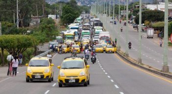 La autopista internacional estuvo bloqueada por varias horas, pero al final protestaron con un ‘plan tortuga’. / Fotos: Juan Pablo Cohen / La Opinión