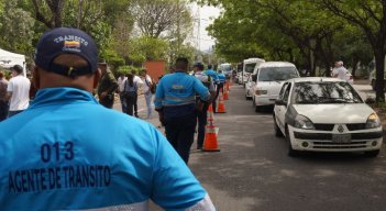 Medición de aire a vehículos públicos y particulares/Foto cortesía/La Opinión