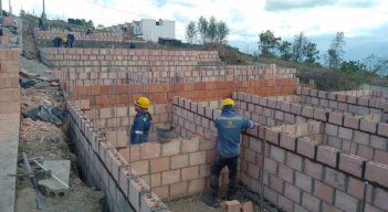 Denuncian paso lento en construcción de viviendas