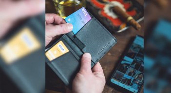 Si sus consumos con tarjeta de crédito son iguales o superiores a $53.206.000, debe declarar renta. / Foto Pexels