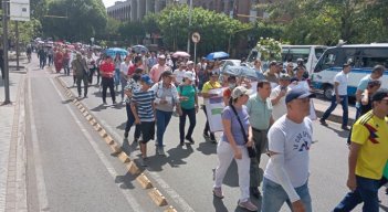 Marcha de maestros por los malos servicios de salud que les prestan/Foto Orlando Carvajal/La Opinión