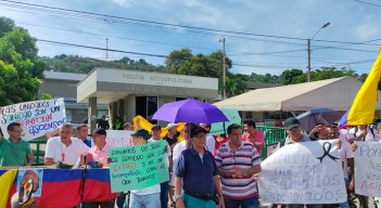 Reservistas de la Policía exigen mejoras en servicio de salud