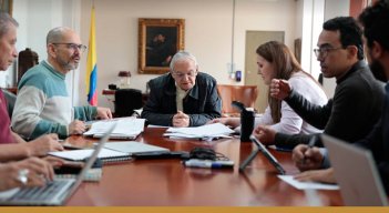 El ministro de Hacienda, Ricardo Bonilla, y su equipo técnico, ultiman detalles del proyecto del Presupuesto General de la Nación 2024. / Foto Cortesía