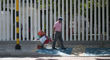 Una tercera parte de los salarios ofrecidos están atados al mínimo. Foto Archivo La Opinión