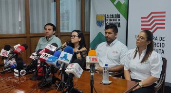 Javier Chávez, Michelle Picón, Sergio Castillo y Nancy García. Foto La Opinión