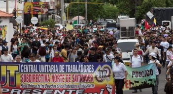 La movilización avanzó de manera pacífica y duró cerca de tres horas./ Foto Juan Pablo Cohen/La Opinión 