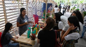 La Biblioteca Pública Julio Pérez Ferrero le abrió las puertas a la feria de negocios verdes./Fotos Jorge Gutiérrez-Leonardo Oliveros-La Opinión
