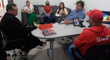 Víctor Méndez (izquierda) y  Juan Gabriel Pérez, director regional y presidente de la CCV, reunidos con el Seniat en el puente Atanasio Girardot./Foto Cortesía