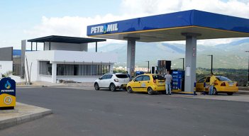 Los taxistas dicen que hace casi un año pagaban el galón de gasolina por debajo de $8.000, ahora sufren por el alto precio ($12.425). Foto Archivo La Opinión