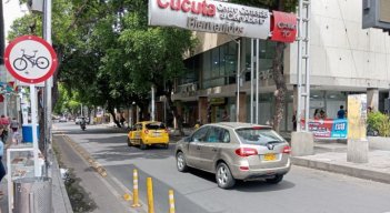 Centro comercial a cielo abierto/Foto Orlando Carvajal/La Opinión