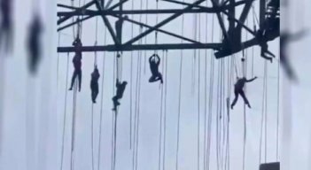 Obreros quedan colgando a más de 140 metros tras el colapso de un andamio en una construcción en Sao Paulo, Brasil.