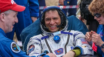 El desafío de caminar después de estar más de un año en el espacio