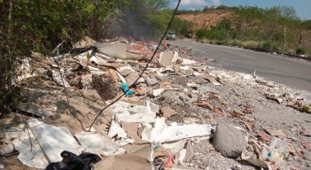 Carretera que conduce desde el anillo vial a la urbanización Cormoranes es una escombrera./Foto Orlando Carvajal/La Opinión