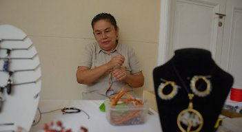 Ester Gómez no se limitó a emprender, pese a que no puede ver./ Foto La Opinión