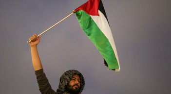 Personas en apoyo a palestina se manifiestan frente a la embajada de Israel por el conflicto que se presenta actualmente en ese país. (Colprensa - John Paz)