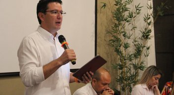 Germán Bahamón se mostró preocupado por la crisis cafetera. En segundo plano, Ricardo Mendoza, director ejecutivo del Comité Departamental./ Foto: Cortesía