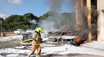 Bomberos apagan un incendio tras un ataque con cohetes desde Gaza contra Ashkelon, sur de Israel./ Foto AFP