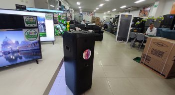 Para atrapar a los clientes, los comercios mantienen descuentos y ofertas, por ejemplo, rebajas de 10% en algunos electrodomésticos./Foto La Opinión