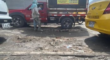 Algunas personas echan escombros en los huecos como una forma de ayudar con el paso de los carros