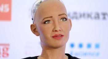 La robot humanoide recoge y almacena información de las conversaciones que mantiene con las personas./ Foto: Cortesí