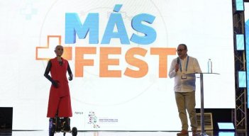 El gobernador de Norte de Santander, Silvano Serrano Guerrero tuvo la oportunidad de hacer varias preguntas a Sophía. / Foto: Cortesía de Martha Rojas / La Opinión 