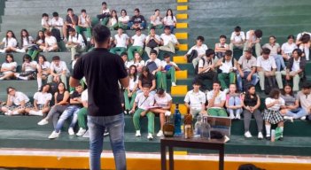 Hacienda del departamento sensibilizó a estudiantes de colegios sobre los riesgos del consumo de licor de contrabando/Foto cortesía