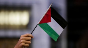 Centenares de personas se aglomeran en las puertas de la embajada de Palestina en Bogotá en rechazo a los recientes ataques perpetrados por el estado de Israel sobre la Franja de Gaza y en apoyo al pueblo Palestino. (Colprensa - Mariano Vimos)