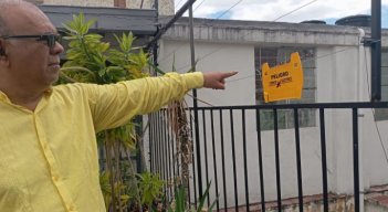 Hernando Angarita, vecino de Barrio Blanco, muestra la cerca eléctrica que instaló en su casa/Foto Orlando Carvajal/La Opinión