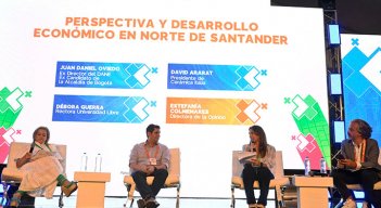 Conversatorio con la rectora de la Unilibre, Dévora Guerra; el presidente de Cerámica Italia, David Ararat; la directora de La Opinión, Estefanía Colmenares; y Juan Daniel Oviedo. / Foto Jorge Iván Gutiérrez-La Opinión