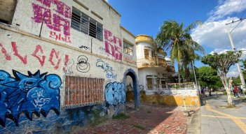 La comunidad exige prontas soluciones frente a la casa abandonada.