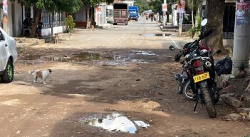 Los huecos aún adornan las avenidas en la calle quinta de Comuneros.