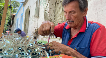 Óscar Contreras es un hombre que revive las luces navideñas.