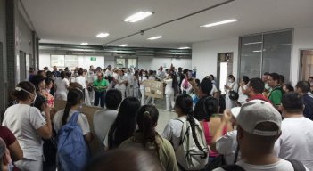 Trabajadores del hospital Meoz protestan por el atraso de sus sueldos./Foto Cortesía