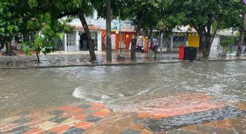 El agua se rebasa sobre la acera e inunda algunas viviendas.