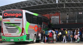 Hay autorizadas 6 empresas de transporte venezolanas para llevar pasajeros desde la Central de Transporte de Cúcuta hasta el Terminal de San Cristóbal. /Fotos: Jorge Gutiérrez / La Opinión 