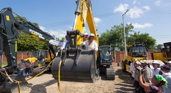 La ministra de Agricultura, Jhenifer Mojica, y el presidente de la ADR, Luis Higuera, recorrieron el molino de Asozulia./Fotos Juan Pablo Cohen-La Opinión