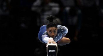 Bélgica-La estadounidense Simone Biles compite en la barra de equilibrio en la final por equipos femeninos durante el 52º Campeonato Mundial de Gimnasia Artística FIG.