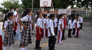 Los estudiantes van a completar dos semanas sin clase, por lo que los padres de familia esperan que el próximo lunes sí se abran las puertas del plantel educativo. / Foto: Cortesía / La Opinión