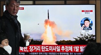 Corea del Sur-Un ciudadano observa la transmisión televisiva de una prueba de misil norcoreano, en una estación de tren en Seúl, el 18 de diciembre.