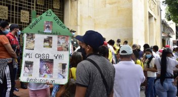 Durante la administración de Jairo Yáñez, las comunidades damnificadas tuvieron que plantarse frente al Palacio Municipal para ser escuchadas./Foto: Archivo / La Opinión 